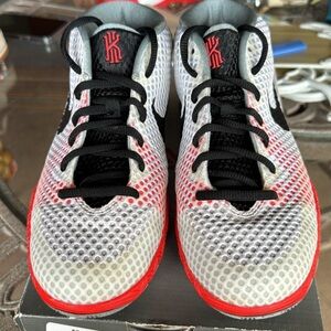 - SOLD -       Kyrie 1 Boys Grade School (Size 5)